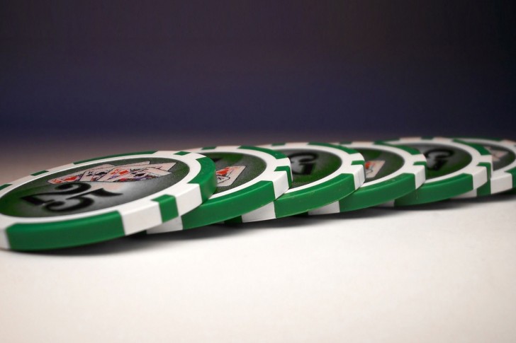 Texas-Holdem-Poker-Chips-Creative-485x728.jpg