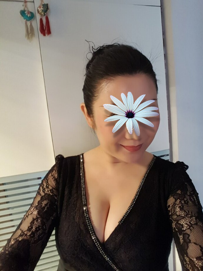 尹萍  158.49.D .42歲  韻味熟女 性感的穿著 配合度高 互動服務好.jpg