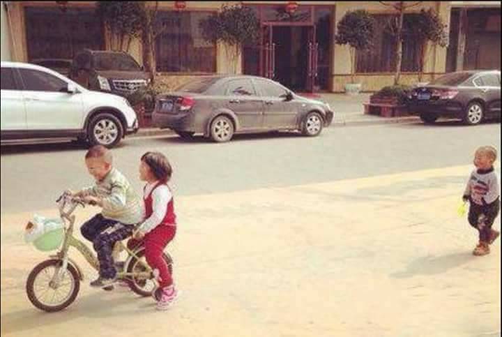 3歲半的時候，我就明白了一個道理：男人，一定要有車！女神坐著別人的車走了，心碎的.jpg