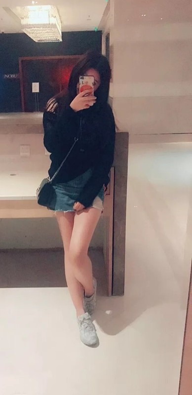 小佳--153-41-C-22歲  氣質性感視訊妹 素有氣質美女稱號的她 外表清純 內心卻狂野無比.jpg