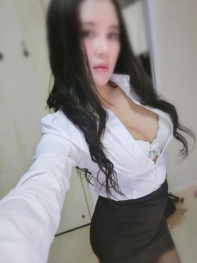 海豚  165 D  47 24Y 辦公OL 絲襪美女 黑絲的誘惑 迷人的翹臀 讓你很喜歡從後面來.jpg.jpg