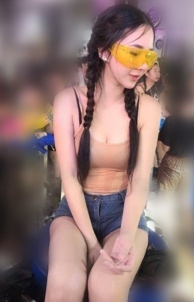 #欣妮  162 D 47 22歲  目前在海鮮店打工兼職 皮膚白皙 外貌好 氣質型的 身材火辣 技.jpg