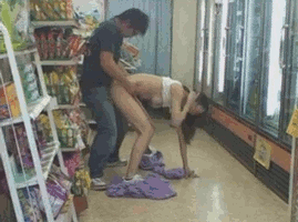 正妹跌倒了