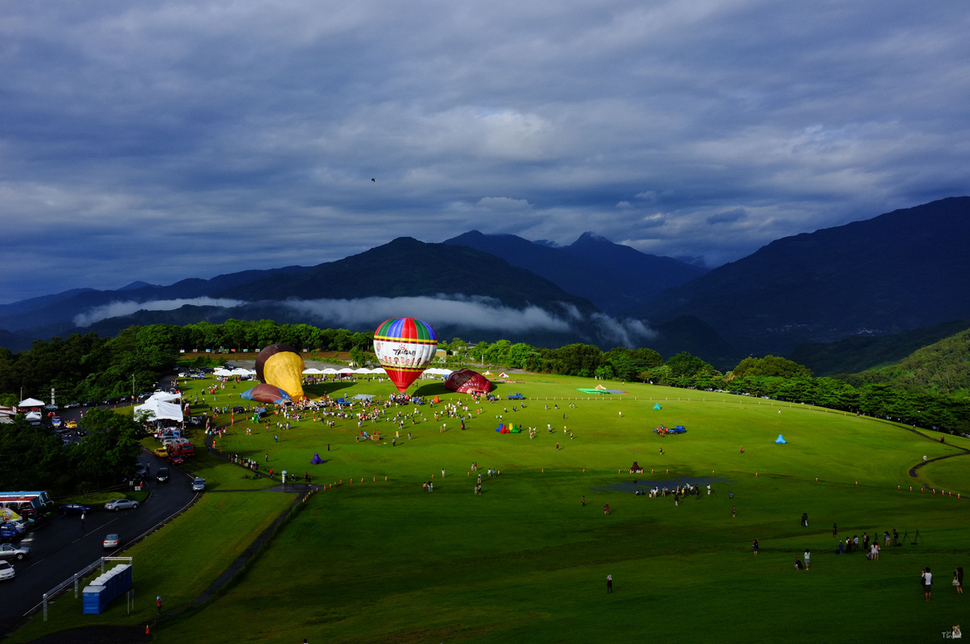 adaymag-hot-air-balloon-festivals-from-around-the-world-12.jpg