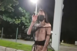 穿著薄紗逛大街