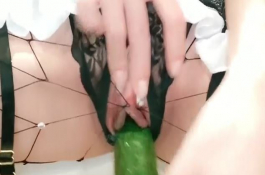 黃瓜切到一半拿來插....