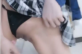 長腿妹拿著透明假屌自嗨