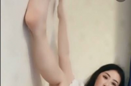 這姿勢看了就硬了..