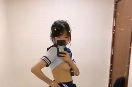 嫩妹很滿意自己的身材