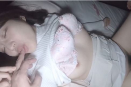稍微還有反應..沒醉死