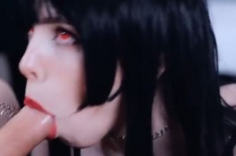 她看起來好妖豔..